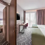 Express - East By Ihg 3*