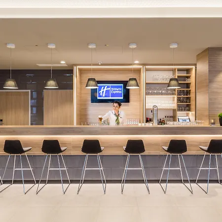 Express - East By Ihg 3*