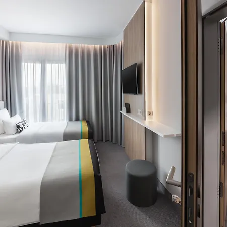 Express - East By Ihg