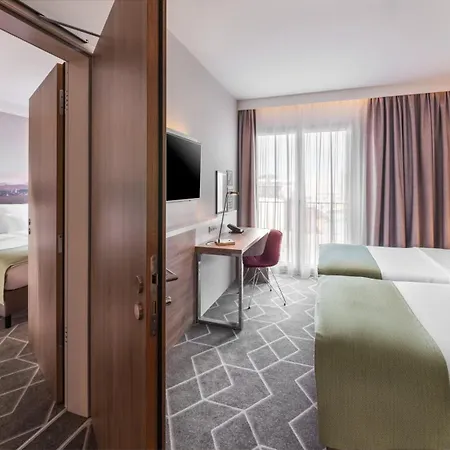 Express - East By Ihg 3*
