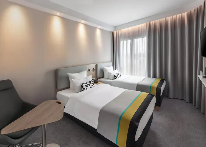 Express - East By Ihg 3*