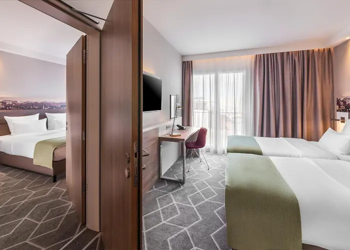 Express - East By Ihg 3*